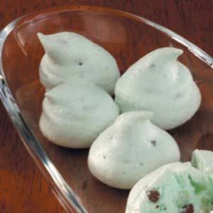 Mint Meringues Mint Meringues, Special Cookies, Meringue Recipe, Meringue Cookies, Mint Chocolate Chips, Mini Chocolate Chips, Cakepops, Vegetarian Chocolate, Mint Chocolate