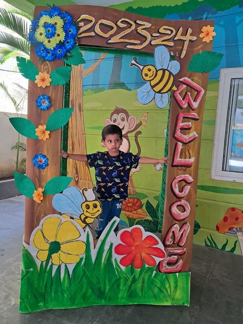 Selfi Point Decoration For School, Selfie Board Frame Ideas, Orientation Day Decoration, Selfie Corner Ideas For School, Selfie Corner Ideas, Selfie Stand Ideas For School, Selfie Corner, Big Photo Frames, Selfie Point