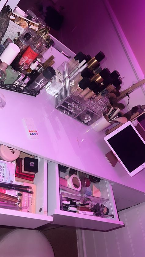 Makeup Asthetic Vanity, Lots Of Makeup Aesthetic, Makeup Aesthetic Vanity, Makeup On Counter Aesthetic, Schminke Aesthetic, Baddie Vanity, Makeup On Vanity, Makeup Asthetic Background, Makeup Set Up