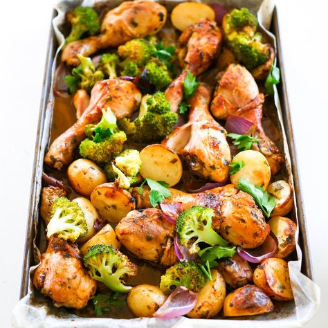 EASY PEASY DINNER!  All you have to do is marinate, and throw into the oven!  Who doesn't like an easy dinner like that!  Plus, this Chicken Drumstick Oven Bake is so healthy but also so tasty too.  My delicious chicken marinade takes this recipe to the next level so I can guarantee you will be loving every single bite.  Your kids, family and friends are going to have very happy tummies.  Serves: 4-6 Ingredients: 1kg Chicken drumsticks (or around 12 drumsticks)1 tbsp Salt        1 tsp ... Chicken Drumstick Tray Bake, Chicken Drumstick Meals Dinners, Chicken Drumstick Meals, Tray Meals, Chicken Drumstick Recipes Oven, Easy Chicken Drumstick Recipes, Chicken Tray Bake Recipes, Drumstick Recipes Oven, Dinner Ideas With Chicken