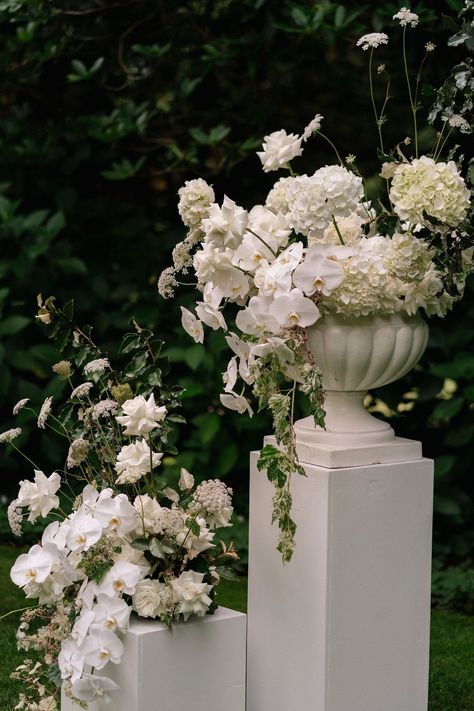 White Neutral Wedding Palette, French Farmhouse Wedding Decor, Unstructured Floral Arrangements Wedding, Backyard Mansion Wedding, Whimsical White Wedding Flowers, White Bouquets Wedding, Backdrop Floral Arrangements, Elegant White Wedding Flowers, Wedding Floral Pillars