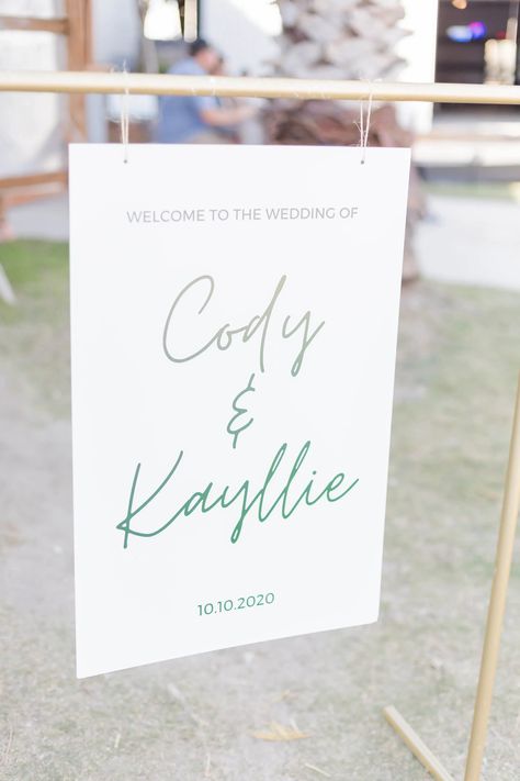 Diy Sign Stand, Diy Wedding Welcome Sign, Diy Easel, Lego Wedding, Simple Diys, Wedding Tools, Key West Wedding, Wedding Signs Diy, Diy Event