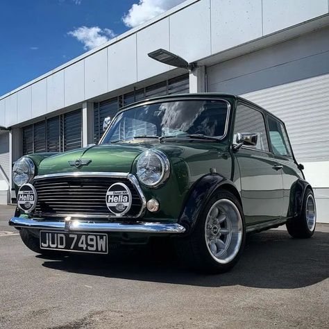 Mini Cooper Tuning, Mini Cooper Logo, Old Mini Cooper, Classic Mini Cooper, Mini Cooper Classic, R34 Gtr, American Classic Cars, Mini Cooper S, British Cars