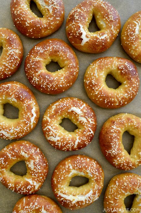 Easy Soft Pretzel Bagels Recipe #softpretzels #bagels #softpretzelbagels Pretzel Bagel Recipe, Pretzel Bagels, Bagel Recipe Easy, Soft Pretzel Recipe, Cheese Bagels, Homemade Pretzels, Soft Pretzel, Just A Taste, Homemade Bagels