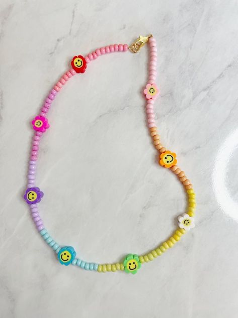 Beaded Jewelry Preppy, Collares Aesthetic, Preppy Necklaces, Simple Beaded Necklaces, Accessories Beads, Necklaces Beaded, Preppy Jewelry, Rainbow Flower, Beaded Necklace Diy