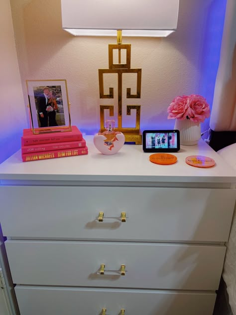 Preppy Dresser Decor With Tv, Trendy College Apartment Bedroom, Subtle Preppy Room, Preppy Nightstand Ideas, On Top Of Dresser Organization, Preppy Dresser Decor Ideas, Hot Pink Dorm Room Aesthetic, Preppy Studio Apartment, Apartment Decorating Preppy