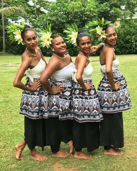 Fijians Fijian Clothing, Island Wedding Dresses, Samoan Women, Polynesian People, Island Wear, Short African Dresses, Hula Dancers, International Clothing, Polynesian Culture