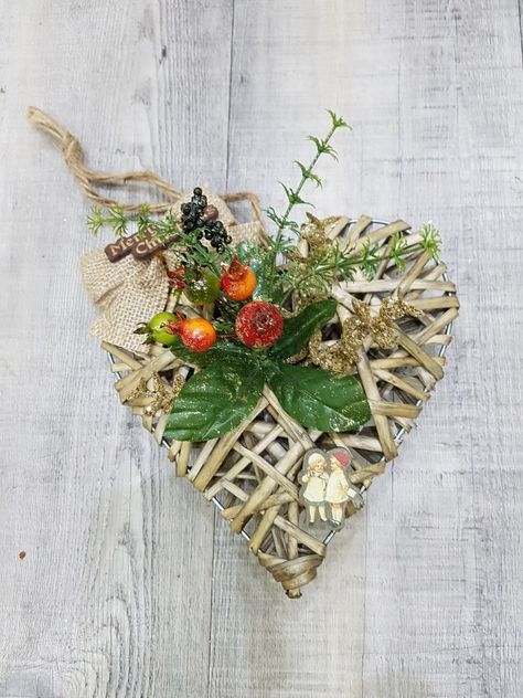 Wicker Heart, Wicker Hearts, Christmas Heart, Paper Work, Christmas Hearts, Heart Wreath, Hobbies And Crafts, Christmas Decor, Christmas Crafts