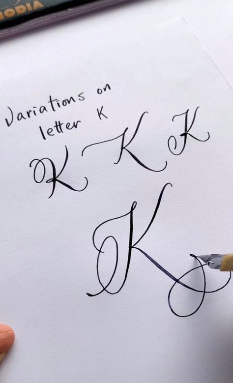 Learn how to write the letter K in beautiful nib calligraphy with this step-by-step tutorial. #calligraphy #handwriting#Cursive_K_Fonts #Signature_Ideas_K_Letter #K_Calligraphy_Letter #K_Letter_Design_Calligraphy K Font Letter, Cursive K, K Calligraphy, Vintage Cursive, Tattoo Name Fonts, Fonts For Tattoos, Calligraphy Letters Alphabet, Nib Calligraphy, Tattoo Lettering Design