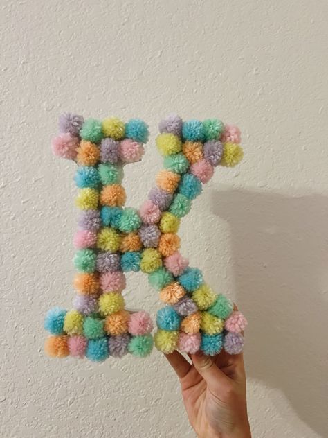 Pom Pom Initial, Crafts For Dorm Room, Homemade Dorm Decor, College Crafts Diy Projects, Diy Dorm Wall Decor, Diy Dorm Decor Wall Crafts, Dorm Diy Decor, Dorm Wall Decor Diy, Diy College Decor