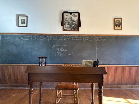 Built in 1869, this one-room rural schoolhouse welcomes visitors to travel back to 1904 school day. Old Schoolhouse Aesthetic, Old School Room Ideas, Vintage School Aesthetic, Schoolhouse Aesthetic, Old School Room, One Room Schoolhouse, Schoolhouse Style, Wooden Cart, School Room