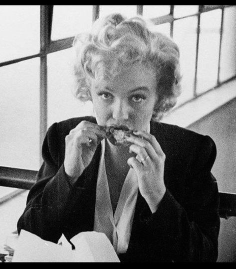 August 1952, Marilyn Monroe on a break, during filming of “ Niagara “ Marilyn Monroe Photos, Norma Jean, Norma Jeane, Face Expressions, Victor Hugo, Blonde Bombshell, Marilyn Monroe, Old Hollywood, American Actress