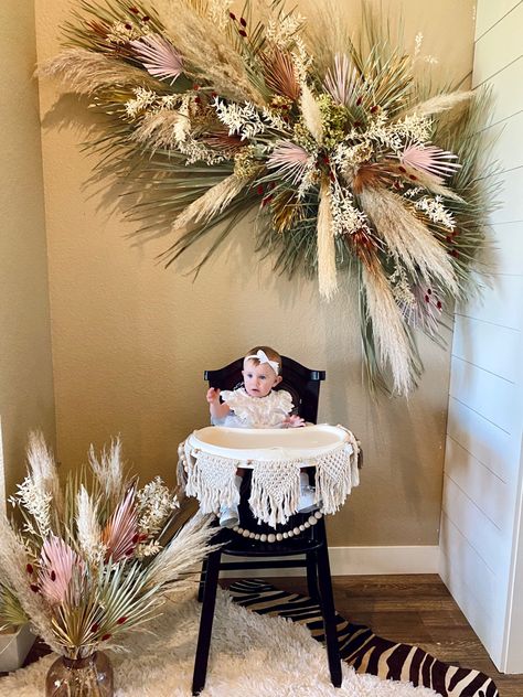 Dried floral backdrop for a boho first birthday party using pampas grass, palm leaves, bunny tails, bleached Italian ruscus and macrame. Boho First Birthday Girl, Wild One Birthday Party Girls Diy, Boho Wild One Birthday, Boho 1st Birthday Party, Gracie Birthday, Boho 1st Birthday, Boho First Birthday, Wild One Birthday, Wild One Birthday Party