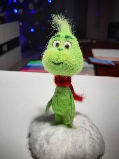 Needle Felting Ideas For Christmas, Grinch Needle Felt, Needle Felting Sweater, Needle Felting Ideas Christmas, Needle Felt Grinch, Needle Felted Grinch, Needle Felted Characters, Christmas Needle Felting Ideas, Christmas Needle Felting