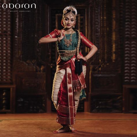 Kuchipudi is the traditional dance of Andhra Pradesh which is known for its poise and belle. Kuchipudi originated from a hamlet in Andhra Pradesh, called Kuchelapuri or Kuchelapuram. Similar to all leading Indian classical dance forms, Kuchipudi too evolved as a religious art rooting back to the age-old Hindu Sanskrit text ‘Natya Shastra’ and connects traditionally with temples, spiritual faiths and travelling bards. Kuchipudi is considered one of the toughest form of Indian classical dance. Th Kuchipudi Dance Photography, Indian Classical Dance Outfits, Classical Dance Outfit, Bharatnatyam Dress Costumes, Bharathanatyam Costume Colours, Bharatnatyam Costume Dresses, Andhra Pradesh Traditional Dress, Kuchipudi Dance Dress, Kuchipudi Aesthetic