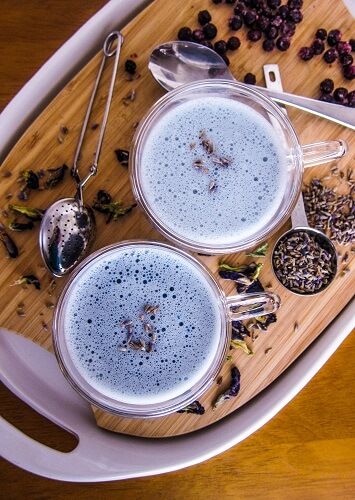 Blueberry Lavender Almond Milk, Blueberry Lavender Almond Milk Recipes, Lavender Late, Blueberry Chai Latte, Lavender Chai Latte, Blueberry Lavender, Blueberry Latte Recipe, Summer Latte, Blueberry Latte