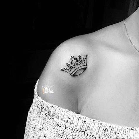 Crown Tattoo Ideas, Crown Tattoos For Women, Queen Crown Tattoo, Tattoo Meaningful, Crown Tattoo Design, Tattoo Ideas For Women, Shoulder Tattoos For Women, Crown Tattoo, Trendy Tattoos