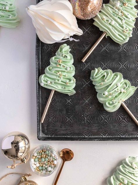 Meringue Christmas Trees Meringue Christmas Tree Pretzels, Christmas Cookies Meringue, Meringue Shapes Ideas, Christmas Merengue Ideas, French Meringue Recipe, Meringue Christmas Trees, Christmas Merengues, Xmas Meringues, Flavoured Meringues