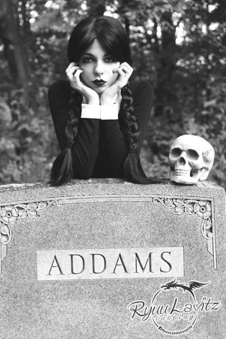 Wednesday Addams Cosplay, Gothic People, Addams Family Costumes, Funny Cosplay, Halloween Photography, Halloween Makeup Scary, Halloween Photoshoot, Metal Girl, Film Art