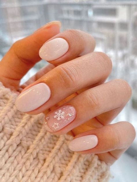 Simple Christmas Nails Round, Winter Nail Art Snowflakes, Winter Neutral Nails, Korean Nail Designs, Nails For Winter, Neutral Nail Designs, Winter Nail Colors, Korean Nail, Snowflake Nail Art