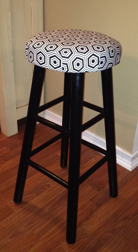 Bar Stool Makeover, Painted Wood Chairs, Stool Ideas, Stool Makeover, Bar Stool Covers, White Stool, Wrought Iron Patio Chairs, Upholstery Diy, Stool Covers