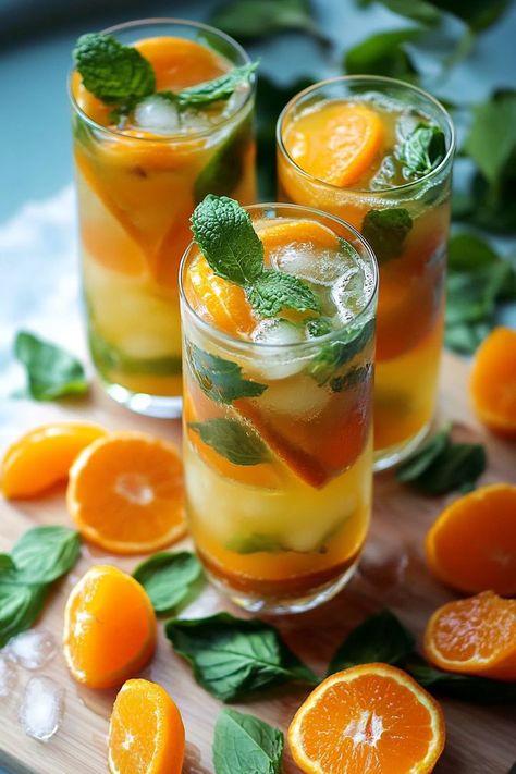 Découvrez cette recette automnale rafraîchissante et originale : le Mandarin Mojito. Parfait pour accompagner vos repas d’automne ou pour une soirée entre amis, ce cocktail est un mélange savoureux de mandarine et de menthe qui ajoutera une touche de fraîcheur à vos plats automnaux. Idéal en apéritif lors d’un repas automne facile à préparer. #recetteautomne #ideerecettesoir #recetteautomnale #cocktailautomne Mojito Cocktail, Drink Ideas, Drink Recipes, Mojito, Afternoon Tea, Smoothie, Juice, Thanksgiving, Nutrition