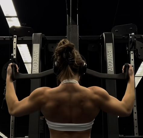 Upper Body Workout Aesthetic, Lean Muscle Women Inspiration, Gym Strong Women, Excersize Girl Aesthetic, Strong Toned Women, Back Inspo Women Gym, Strong Muscle Women, Fitness Aesthetic Gym Girl, Girl Muscle Aesthetic