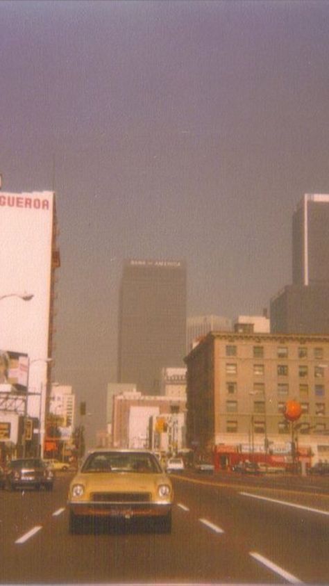 Me gustaría haber nacido en los años 90 . #astethic #retro # 90' Cloudy Day, Aesthetic Wallpaper, The Road, Road, Cars, Yellow