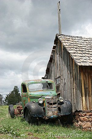 old forgotten cars and trucks | South Dakota, forgotten old abandoned truck.                                                                                                                                                                                 More Green Truck, Country Barns, Rusty Cars, Old Truck, Old Pickup Trucks, Antique Trucks, Farm Trucks, Abandoned Cars, A Barn