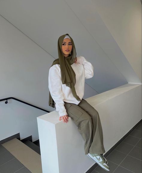 Hijabi Pants Outfits, Hijabi Girl Outfit Ideas, Muslimah Aesthetic Outfit, Outfit For Fat Belly Women, Hijabi College Outfits, Hijab School Outfit, Sage Green Hijab, Hijab Outfit Ideas Summer, Hijab Friendly Outfits