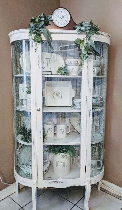 Curio Cabinet Ideas, Painted Curio Cabinets, Curio Cabinet Makeover, Rae Dunn Display, Muebles Shabby Chic, Curio Cabinet Decor, Cabinet Ideas, Cabinet Makeover, Curio Cabinet