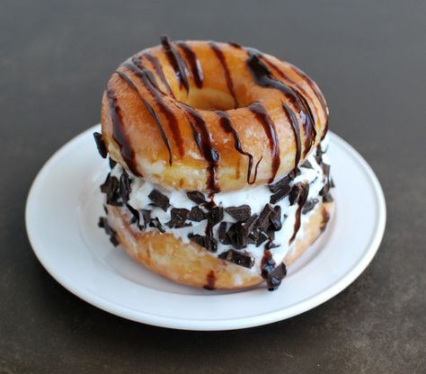 Krispy Kreme Ice Cream Sandwiches Food With Ice Cream, Donut With Ice Cream, Donut Sandwich, Royal Food, Ice Cream Donut, Dessert Sandwich, Donut Ice Cream, Dessert Original, Donut Dessert