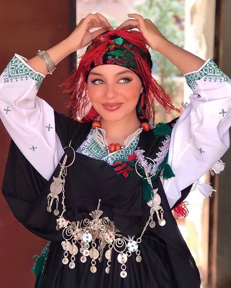 North African Clothing, Morocco Aesthetic, Moroccan Beauty, Girls Muslim, Moroccan Clothing, Western Sahara, Moroccan Wedding, Moroccan Dress, Arab Women