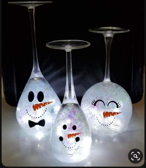 Diy Wine Glass Christmas Decor, Wine Glass Christmas Crafts Candle Holders, Wine Glass Snowman Diy, Christmas Crafts With Wine Glasses, Dollar Tree Wine Glass Christmas Crafts, Wine Glass Snowman, Christmas Wine Glasses Diy, Wine Glass Christmas Crafts, Christmas Decir