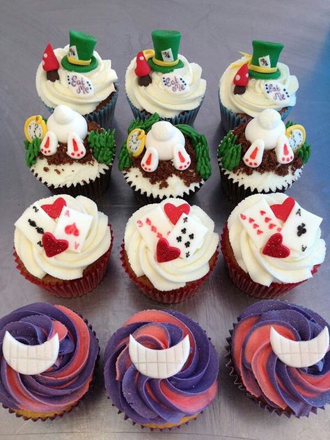 Alice In Wonderland Cupcakes Easy, Alice In Wonderland Birthday Food Ideas, Alice In Wonderland Biscuits, Alice In Wonderland Baking, Alice In Wonderland Deserts, Mad Hatter Cupcakes, Alice In Wonderland Mini Cakes, Alice In Wonderland Treats Sweets, Alice In Wonderland Themed Desserts