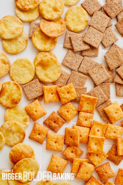 Homemade Wheat Thins Recipe, Homemade Ritz Cheese Crackers, Jatz Crackers Recipes, Homemade Wheat Thins, Homemade Crackers Recipe Simple, Easy Crackers Recipe, Diy Saltine Cracker Recipes, Homemade Oyster Crackers, Wheat Thins Recipe