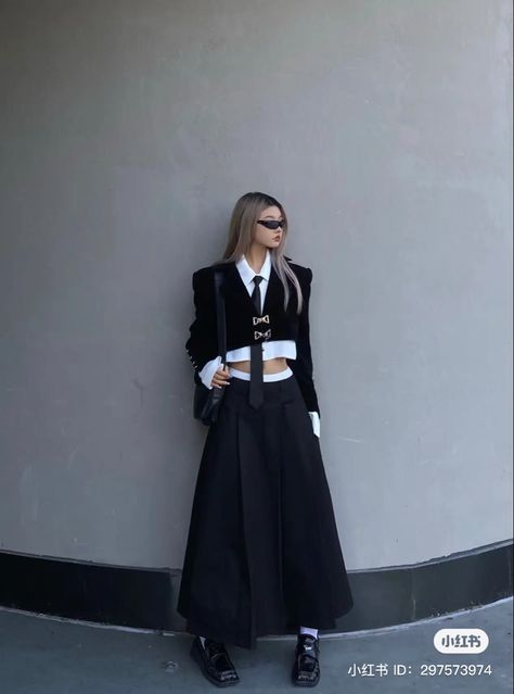 Businesscore Women, Formal Streetwear Women, Businesscore Aesthetic, Dark Futuristic Fashion, Aesthetic Blazer Outfit, Oppenheimer Outfit, Aesthetic Blazer, Office Streetwear, Chinese Street Fashion