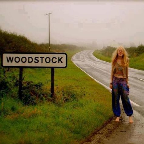 70s Inspiration, Mundo Hippie, Woodstock Hippies, Woodstock 1969, Hippie Lifestyle, Woodstock Festival, Hippie Aesthetic, Hippie Culture, Estilo Hippy