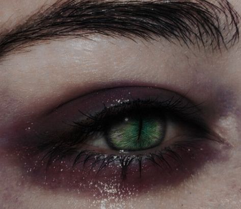 Dragon Eye Aesthetic, Malleus Draconia Aesthetic, Villain Eyes, Megan Fox 2000s, Villain Vibes, Jennifer's Body Aesthetic, Evil Aesthetic, Tiamat Dragon, Jennifer’s Body