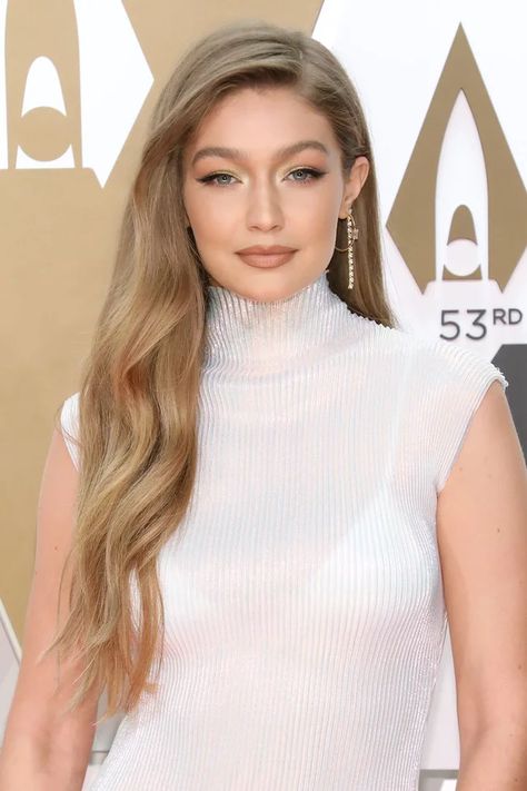 Gigi Hadid Lead Gigi Hadid Hair, Short Brunette Hair, Cool Blonde Hair, Honey Blonde Hair, Dark Blonde Hair, Makijaż Smokey Eye, Shades Of Blonde, Brown Blonde Hair, Long Blonde