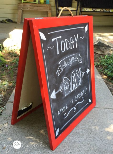 Diy Chalkboard Easel Sign, Diy Easel Sign, Diy A Frame Sign, Diy Sandwich Board, Chalkboard Classroom, Diy Easel, Make A Chalkboard, Diy Chalkboard Sign, Chalkboard Easel