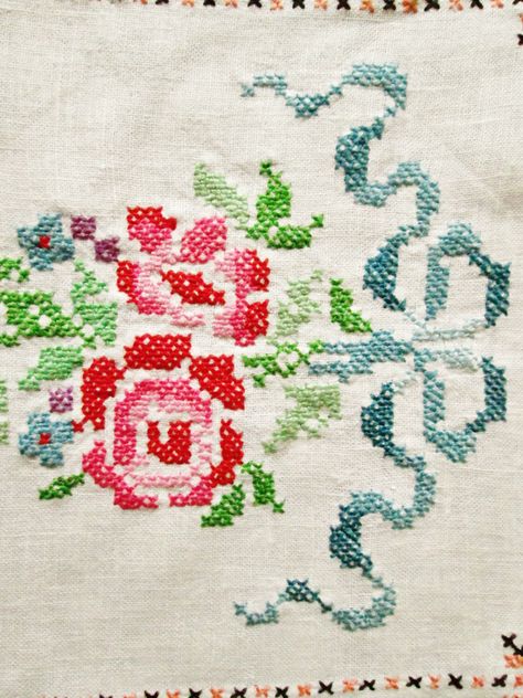 Vintage Cross Stitch, Roses Vintage, Cross Stitches, Cross Stitch Rose, Embroidered Linen, Linen Table Runner, Floral Patterns, Table Runner, Hand Embroidered