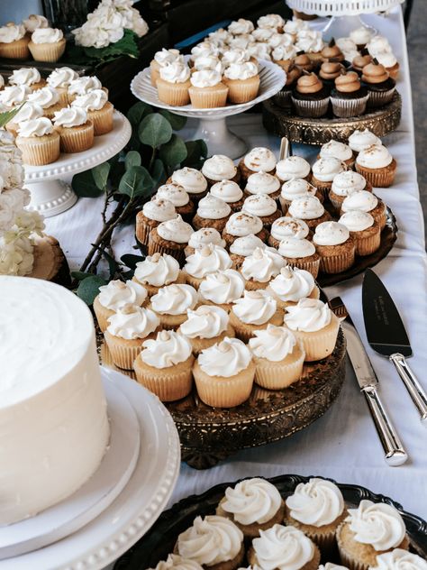 Diy Cupcake Display, Wedding Dessert Buffet, Diy Wedding Cupcakes, Unique Wedding Cake Toppers, Wedding Cupcake Display, Cake Alternatives, Buffet Wedding, Cupcake Table, Perfect Wedding Cake