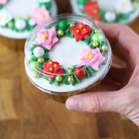 Sprinkle Pop Mini Cake Tins Christmas, Christmas Mini Cake Tins, Mini Cake Pan Ideas Christmas, Mini Cake Pan Ideas, Christmas Mini Cakes, Mini Cake Tins, Treat Making, Mini Christmas Cakes, Deco Cake