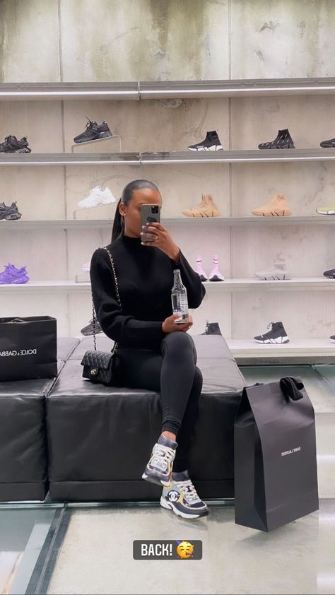 Cold Weather Outfits Baddie, Black Girls Luxury Lifestyle, Sneakers Looks, Mirror Pics, Chill Outfits, Streetwear Fashion Women, All Black Outfit, Baddie Outfits Casual, Dope Outfits