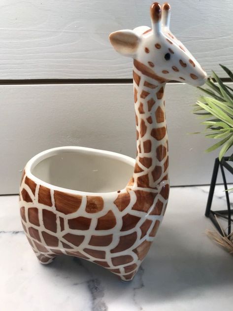 Giraffe Planter, Animal Vase, Boho Canvas Art, Clay Planter, Painted Pots Diy, Beginner Pottery, Pottery Animals, Sculpture Art Clay, Pen Stand