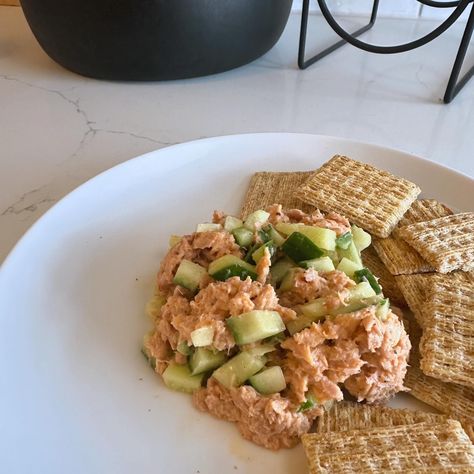 Just in time for lunch 🥗 May not look pretty but this dish packs an amazing flavor punch. And with 17g of protein you know you’re going to be full. Get the recipe here: https://creativeconclusion.com/stories/tunalunch #lunch #lunchideas #lunchrecipes #tuna #starkist #triscuits #sriracha Tuna Salad And Crackers, Tuna Salad With Crackers, Tuna Salad, Sriracha, Crackers, Lunch Recipes, How To Look Pretty, Salad