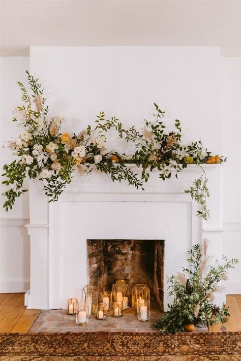 How to decorate with IKEBANA decor trend and other floral arrangements Mantlepiece Flowers Wedding, Wedding Floral Mantle, Mantle Decorating Christmas, Fireplace Mantle Garland Wedding, Fireplace Floral Installation, Wedding Flower Fireplace, Fireplace Flower Decor, Mantle Floral Installation, Floral Mantle Wedding