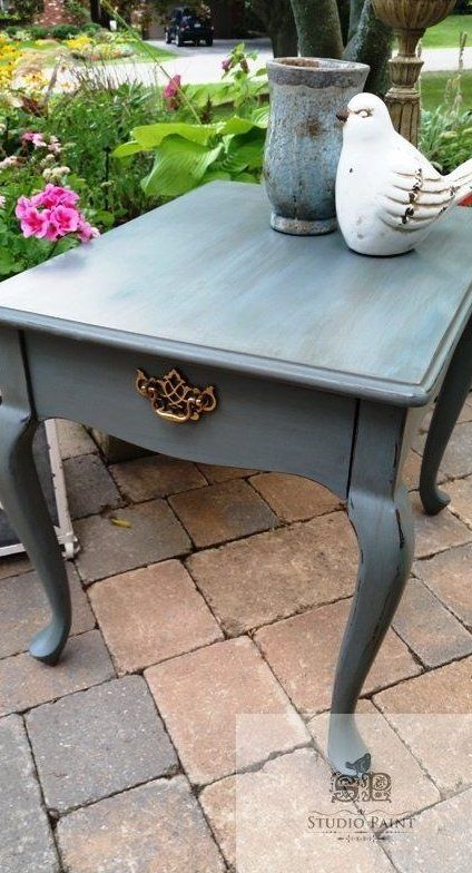 Blue Grey End Table "Ronda" #refurbished #table #top #refurbishedtabletop This lovely blue grey end table made by Hammery of North Carolina has been done with Annie Sloan Chalk Paint, distressed, waxed and glazed. Redo End Tables, Refinished End Tables, Refurbished Table, Painted End Tables, End Table Makeover, Furniture Painting Techniques, Diy End Tables, Western Furniture, Paint Design