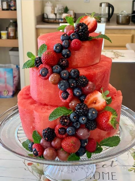 Cake Made Of Fruit, Watermelon Cakes, Apartment Recipes, Fruit Birthday Cake, Fruit Cake Design, Deco Fruit, Fresh Fruit Cake, Cake Celebration, Fruit Platter Designs